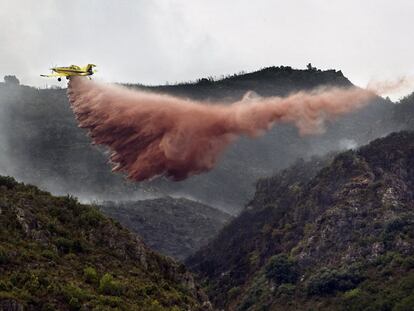 El incendio forestal que se inició por un rayo en la noche del martes en Villalonga (Valencia) quedó estabilizado ayer por la tarde.