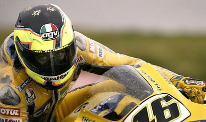 El piloto italiano cuando formaba parte del equipo Camel-Yamaha, durante la vuelta cronometrada en la terecera jornada de entrenamientos de la mxima categora, en el Circuito de Catalu?a en Montmel, en marzo de 2006.