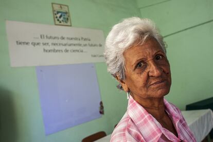 La maestra Georgina Arias, de 78 años, posa en un aula de la Casa del Pedagogo presidida por un lema de Fidel Castro: “El futuro de nuestra patria tiene que ser, necesariamente, un futuro de hombres de ciencia”. Arias participó en la Campaña de Alfabetización desarrollada en Cuba en 1961.
