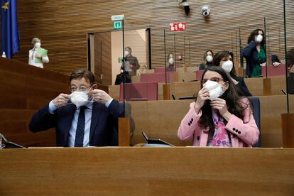 El presidente de la Generalitat, Ximo Puig, junto a la vicepresidenta, Mònica Oltra, en la primera sesión de control del año en las Cortes Valencianas.