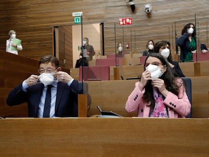 El presidente de la Generalitat, Ximo Puig, junto a la vicepresidenta, Mònica Oltra, en la primera sesión de control del año en las Cortes Valencianas.