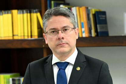 O senador Alessandro Vieira (Cidadania-SE) em seu gabinete, em Brasília.