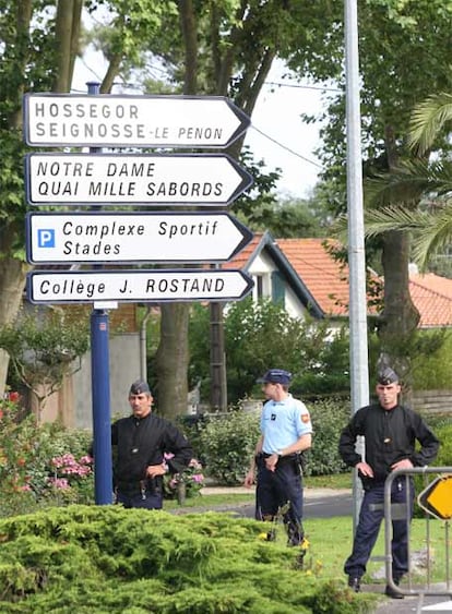 Agentes franceses custodian la zona de la reconstrucción.