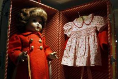 Una muñeca Mariquita Pérez, con sus vestidos y baúl de viaje, que forma parte de una exposición. EFE/Archivo