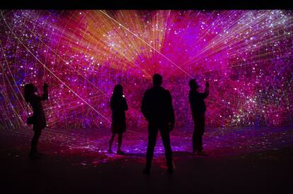 Un grupo de asistentes al Mobile World Congress toma fotografías de una instalación, en Barcelona.