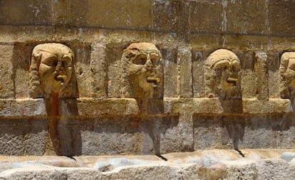 La parte superior de la fuente de los Seis Caños de Gaucín es un frontón cerrado en cuyo centro hay un escudo de armas nobiliario con Gaucín y Casares una inscripción tallada en piedra