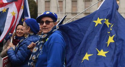 Varias personas se manifiestan en contra del Brexit a las afueras del Parlamento en Londres.