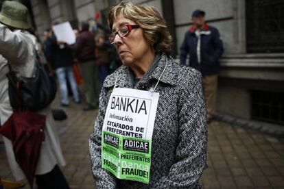 Una afectada por las preferentes de Bankia se manifestaba delate de la Audiencia en febrero.