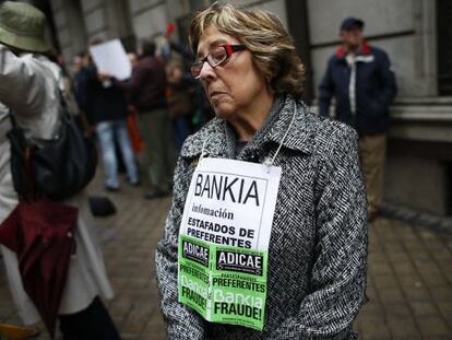 Una afectada por las preferentes de Bankia se manifestaba delate de la Audiencia en febrero.
