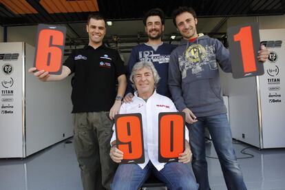 Fonsi, Pablo y Gelete (izr. a der.), posan con Ángel Nieto en el circuito de Cheste Valencia, el 12 de febrero de 2011.
