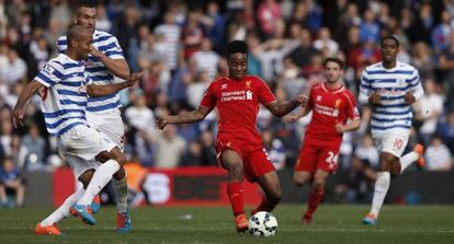 Sterling conduce el balón.