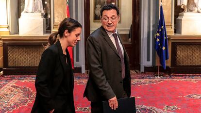 Irene Montero, con el fiscal general del Estado, Álvaro García Ortiz, a su llegada el jueves a un acto en el Senado.