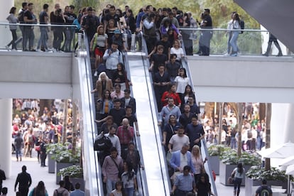 Personas desalojan un centro comercial tras el sismo registrado en Ciudad de México.