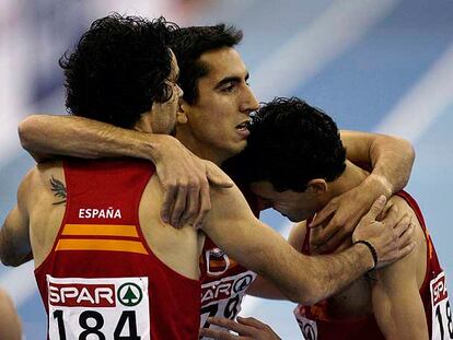 se abrazan tras la final de 1.500 metros.