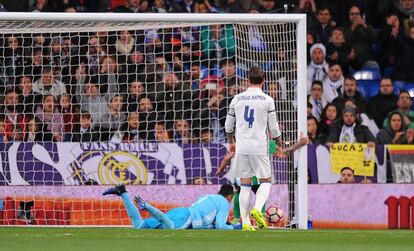 Keylor Navas falla en el primer gol del Betis. 