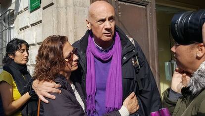 Paco Vega, abrazado a su hermana Charo, tras la reunión con el viceconsejero.