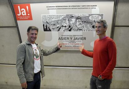 Asier Sánchez y Javier Gamboa, en la presentación de los carteles de ‘Humor gráfico contra la crisis’