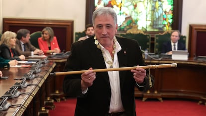 Joseba Asiron, con el bastón de mando y el collar, tras proclamarse alcalde de Pamplona.