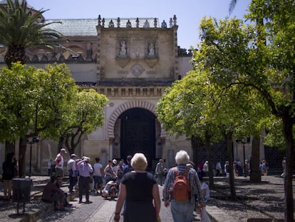 Turistas en el patio de los Naranjos de la mezquita de Córdoba en septiembre de 2019.