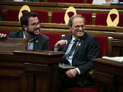 Catalan premier Quim Torra (r).