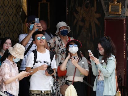 Turistas chinos visitan Bangkok, el 7 de febrero. Las agencias han empezado a organizar viajes desde China a países vecinos y se prevé que poco a poco vayan ampliando la oferta a Europa.