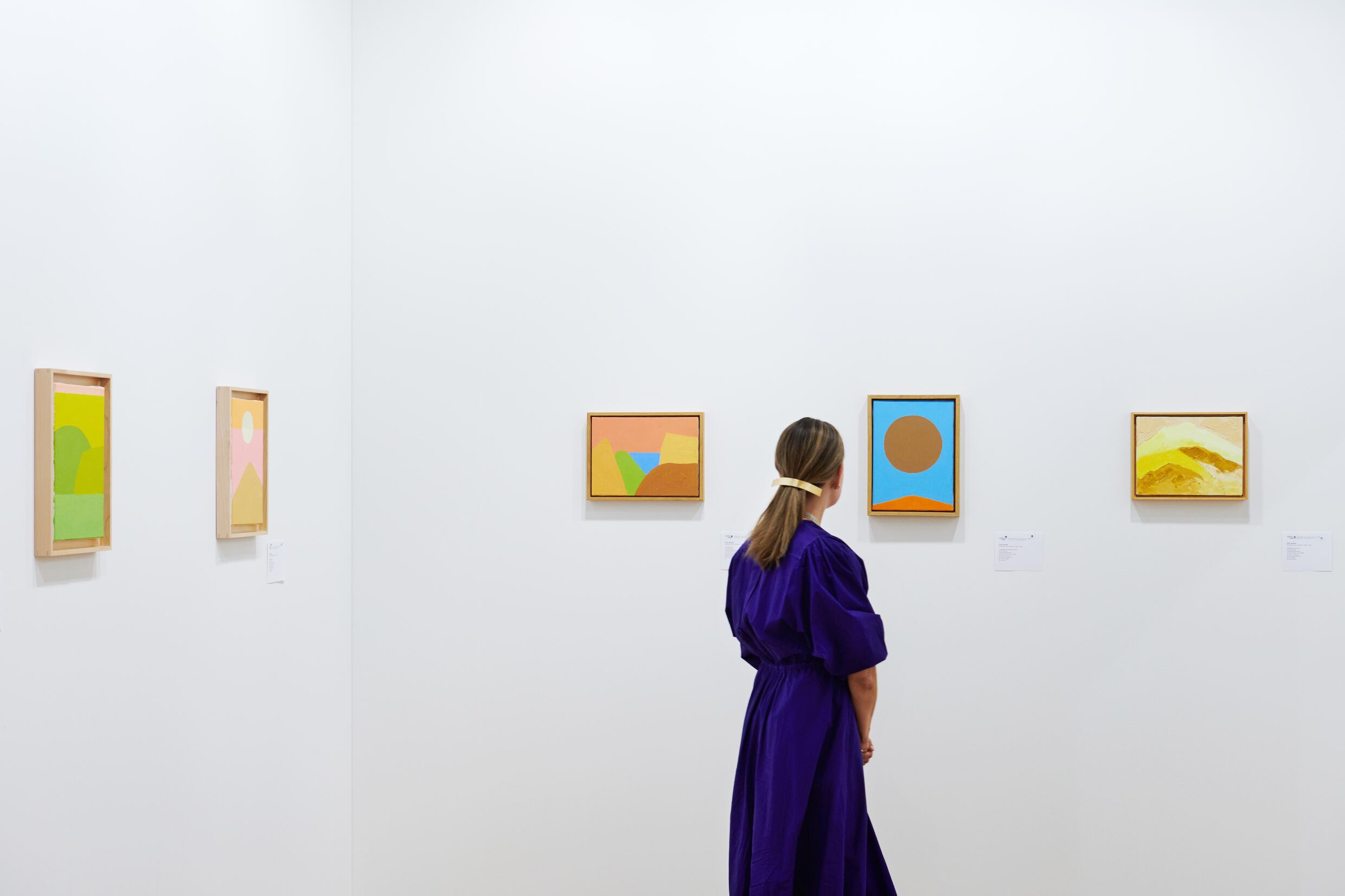 Una mujer contempla varias obras de la artista Etel Adnan en uno de los 285 expositores de la feria Art Basel.