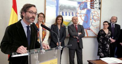 José María Lassalle, en su toma de posesión como secretario de Estado de Cultura, a la que asistió el antiguo director general del Libro, Rogelio Blanco (a la derecha).