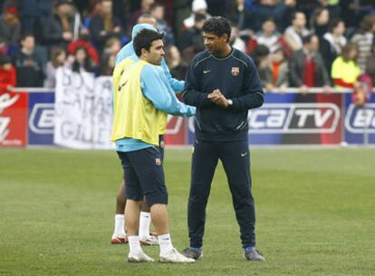 Deco y Rijkaard charlan durante el entrenamiento