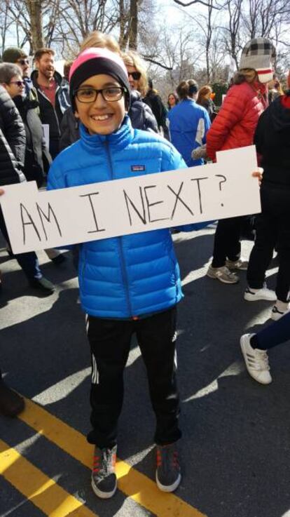 Diego, de 12 años, en la marcha de Nueva York, con un cartel que reza: "¿Soy el siguiente?"