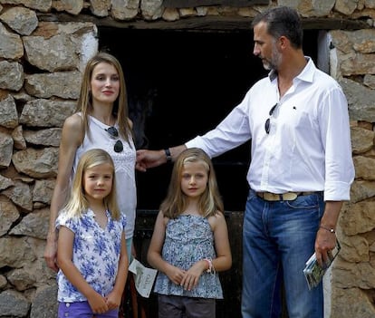 Os Príncipes com suas filhas, Leonor e Sofía, em Palma em 2013.