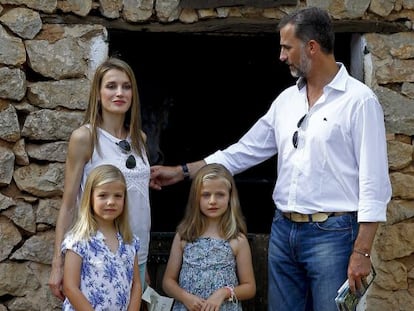 Os Príncipes com suas filhas, Leonor e Sofía, em Palma em 2013.