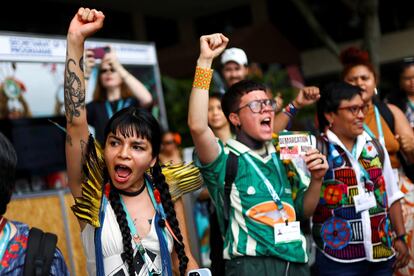 Txai Surui, un activista indígena del pueblo Paiter Surui del estado de Rondonia, Brasil, participa en una protesta en la 16ª Cumbre de las Naciones Unidas sobre Biodiversidad (COP16). El 31 de octubre de 2024.