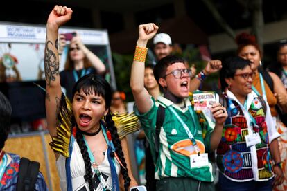 Txai Surui, un activista indgena del pueblo Paiter Surui del estado de Rondonia, Brasil, participa en una protesta en la 16? Cumbre de las Naciones Unidas sobre Biodiversidad (COP16). El 31 de octubre de 2024.