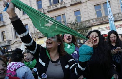 Argentinas festejam a aprovação da despenalização do aborto por parte da Câmara dos Deputados.