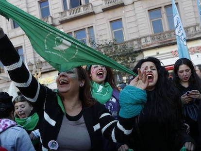 Argentinas festejam a aprovação da despenalização do aborto por parte da Câmara dos Deputados.