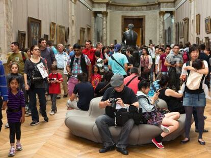 Turistas en una sala del Museo del Louvre (París).
