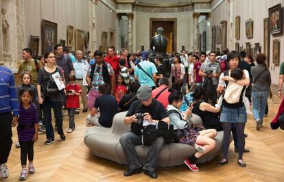 Turistas en una sala del Museo del Louvre (París).