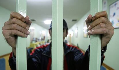 Un interno tras una reja de la Unidad Psiquiátrica de la cárcel Sevilla II.
 