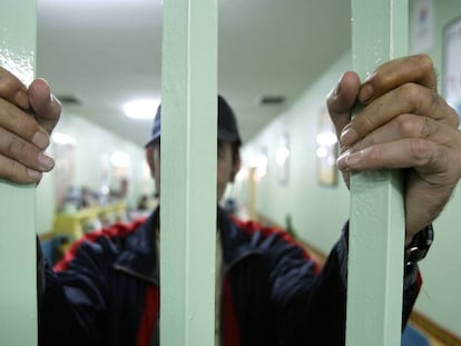 Un interno tras una reja de la Unidad Psiquiátrica de la cárcel Sevilla II.
 