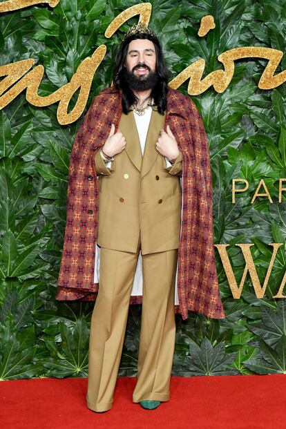 Hay pocos diseñadores que se entreguen con tanto gusto a la ropa que ellos mismos diseñan como el director creativo de Gucci. Alessandro Michele (Roma, 1972) se ha convertido en el mejor modelo para su particular idea de la moda, construida con capas y capas de hallazgos ‘vintage’ que, a priori, no tienen nada que ver. Una milhoja de estilos rica, compleja y bastante adictiva.