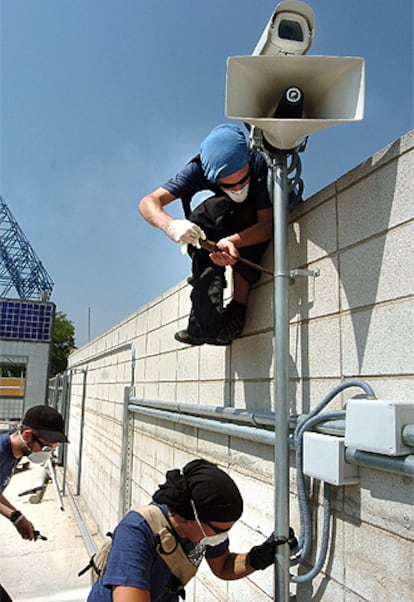 Los jóvenes desarman las cámaras de seguridad.