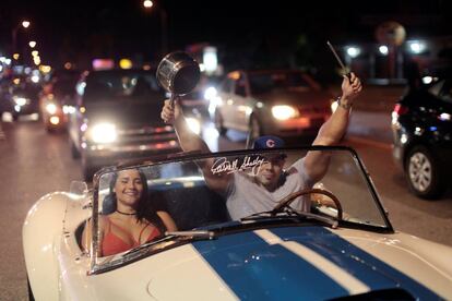 Cacerolas, coches con pitidos y banderas cubanas en el barrio cubano de la Pequeña Habana, Miami.
