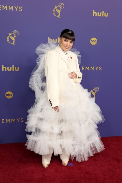 Devery Jacobs apostó por un arriesgado 'look' con volantes de tul en color blanco. 