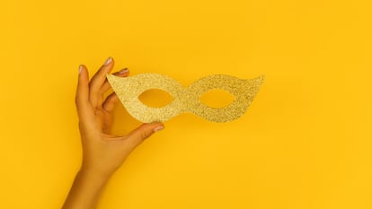 Los disfraces cuentan con detalles metalizados, brillantes y llamativos ideales para la fiesta.GETTY IMAGES.