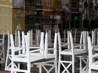 Sillas y mesas recogidas en un restaurante de Madrid cerrado por el coronavirus, en abril de 2020.