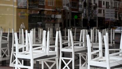 Sillas y mesas recogidas en un restaurante de Madrid cerrado por el coronavirus, en abril de 2020.
