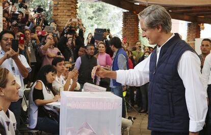 Alfredo del Mazo, candidato del PRI para el puesto de gobernador del Estado de México, deposita su boleta en la urna este domingo.