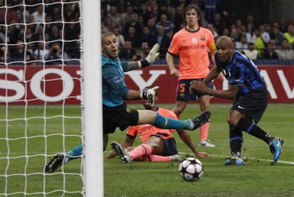 Maicon supera a Víctor Valdés en el partido de ida de las semifinales de la Liga de Campeones de este año.