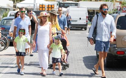 La baronesa Thyssen con su hijo Borja, la esposa de este Blanca Cuesta, sus nietos y Manolo Segura, de compras por las calles de Ibiza. Una imagen familiar tras la esperada reconciliación.