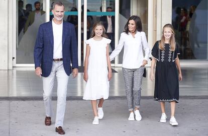 Los reyes Felipe y Letizia y sus hijas visitan al rey emérito Juan Carlos tras su operación de corazón en la clínica Quirón de Madrid, en agosto de 2019.
